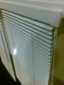 Horizontálne žalúzie retiazkové.